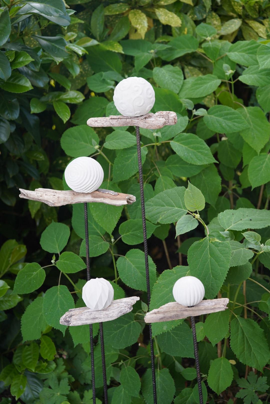 gemusterte Deko Kugel, Beton Kugel, Gartendeko, Kugel für den Garten MIT Holzstück, Gartenstecker