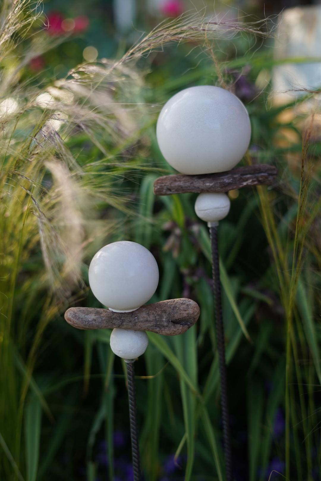 glatte Deko Kugel, Beton Kugel, Gartendeko, Kugel für den Garten MIT Holzstück und kleiner Kugel, Gartenstecker