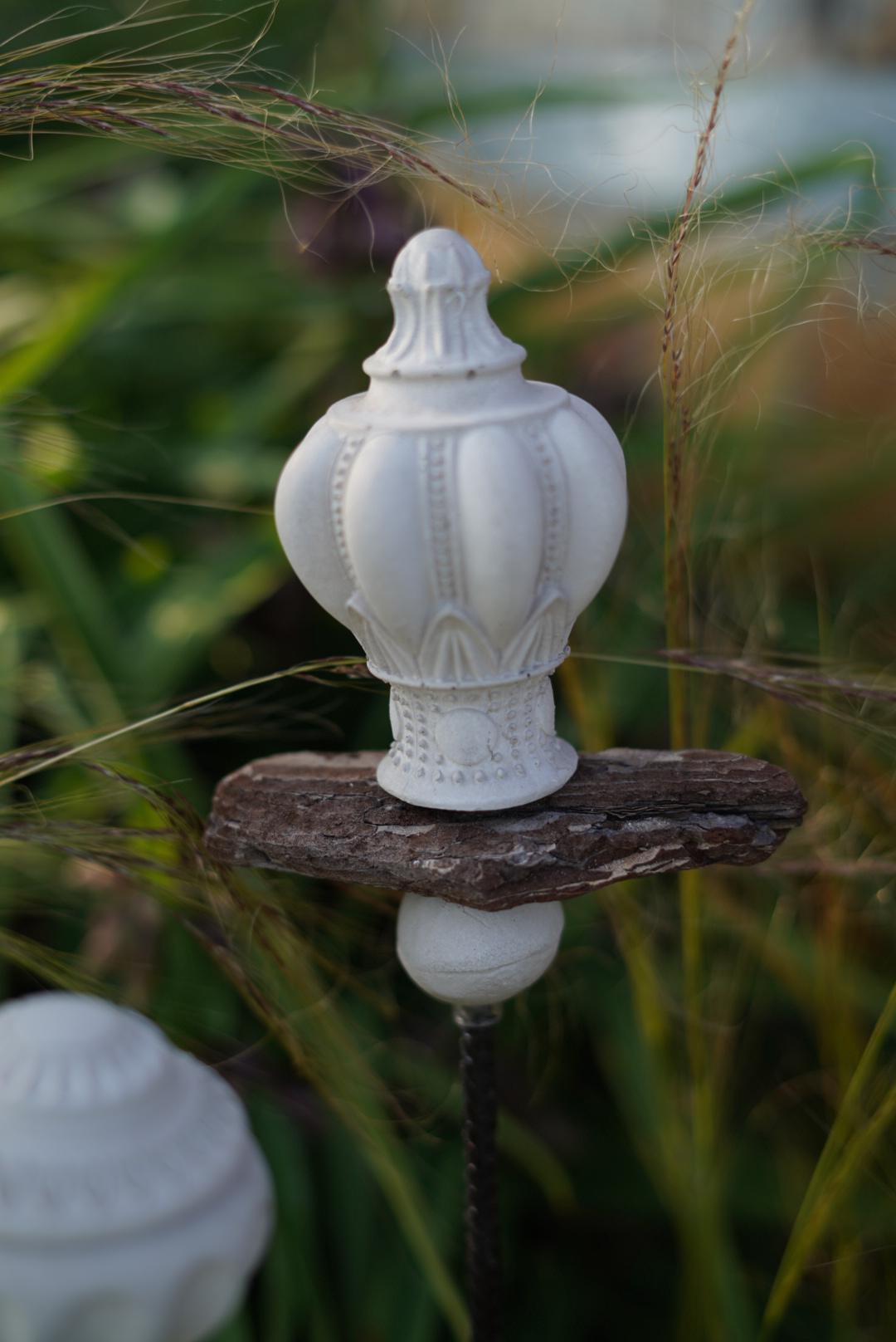 Deko Zierspitze, Beton Spitze, Gartendeko, Deko für den Garten MIT Holzstück und kleiner Kugel, Gartenstecker, 100023