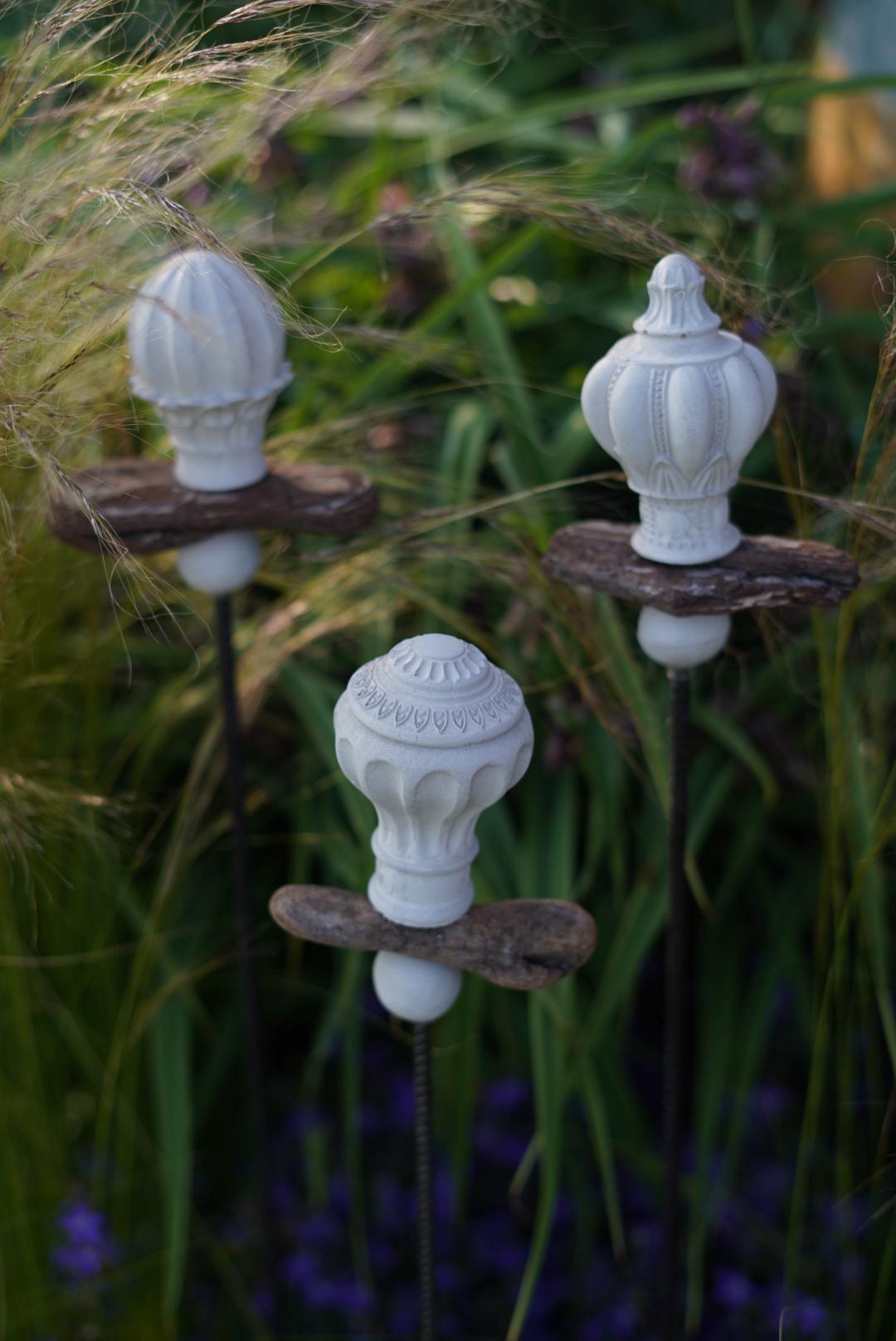 Deko Zierspitze, Beton Spitze, Gartendeko, Deko für den Garten MIT Holzstück und kleiner Kugel, Gartenstecker, 100023