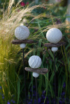 gemusterte Deko Kugel, Beton Kugel, Gartendeko, Kugel für den Garten MIT Holzstück und kleiner Kugel, Gartenstecker