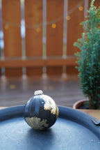 Christbaumkugel aus schwarzem Beton mit Blattgold, Beton Kugel, Beton Dekoration, Weihnachtsdekoration, edel, skandinavische Deko,