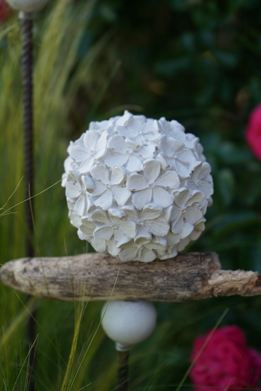 gemusterte Deko Kugel, Beton Kugel, Gartendeko, Kugel für den Garten MIT Holzstück und kleiner Kugel, Gartenstecker, shabby, hygge
