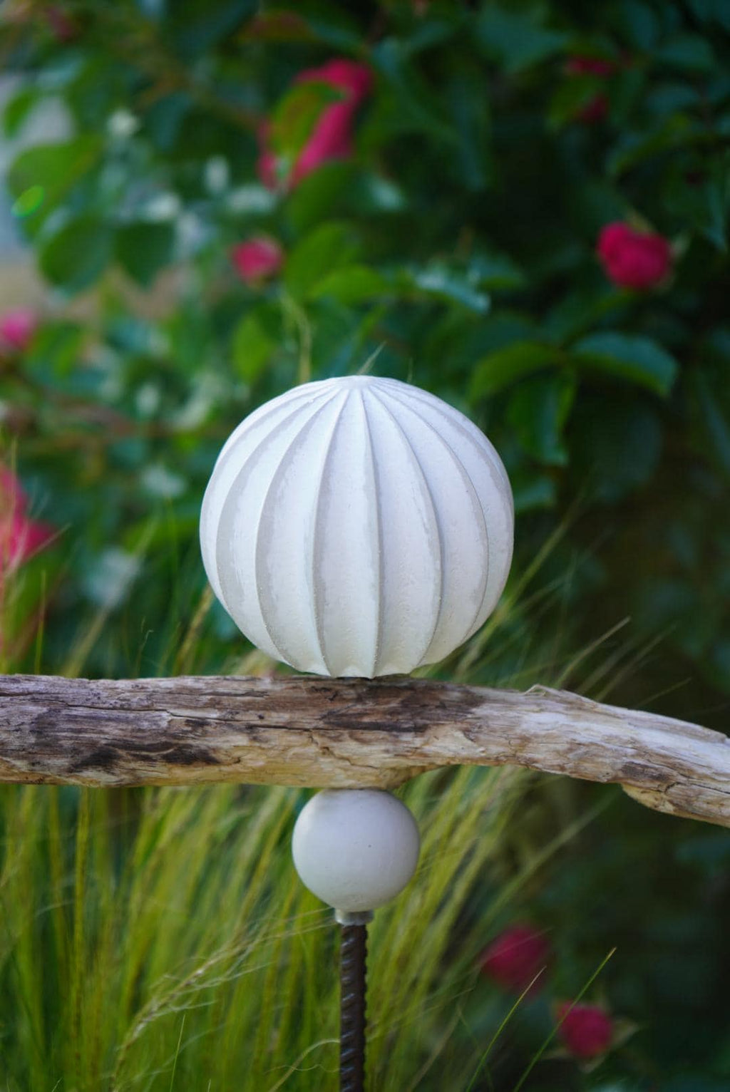 gemusterte Deko Kugel, Beton Kugel, Gartendeko, Kugel für den Garten MIT Holzstück und kleiner Kugel, Gartenstecker, shabby, hygge