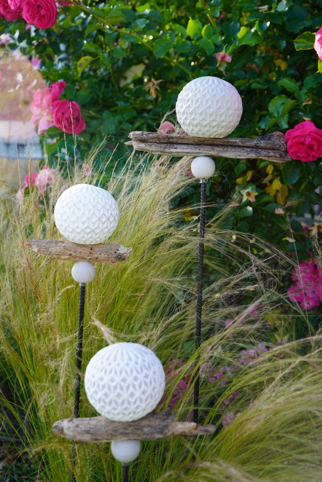 gemusterte Deko Kugel, Beton Kugel, Gartendeko, Kugel für den Garten MIT Holzstück und kleiner Kugel, Gartenstecker, shabby, hygge