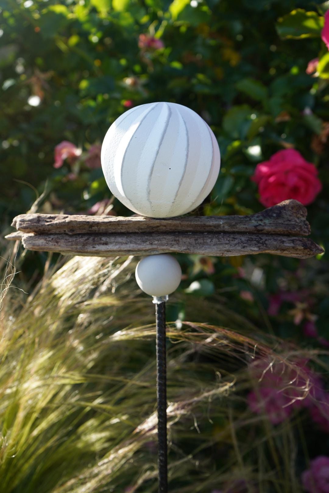 gemusterte Deko Kugel, Beton Kugel, Gartendeko, Kugel für den Garten MIT Holzstück und kleiner Kugel, Gartenstecker, shabby, hygge