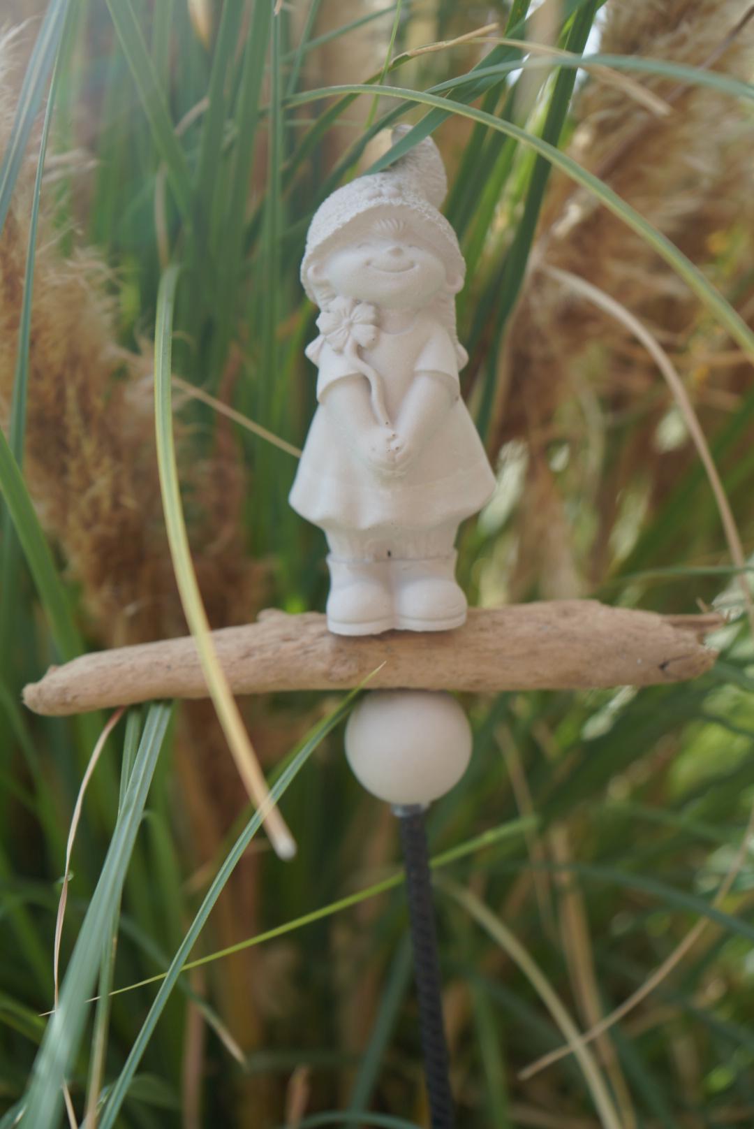 Deko Figur, Gartendeko, Gartenstecker mit Betonfigur, Baustahl, Blumenmädchen