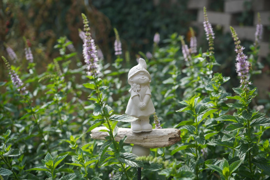 Deko Figur, Gartendeko, Gartenstecker mit Betonfigur, Baustahl, Blumenmädchen