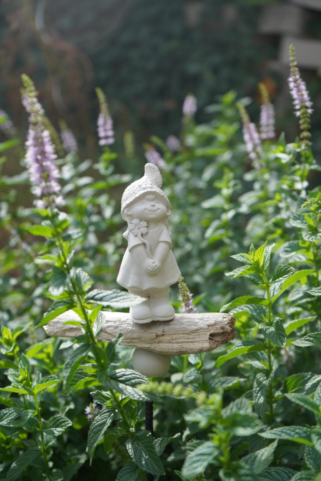 Deko Figur, Gartendeko, Gartenstecker mit Betonfigur, Baustahl, Blumenmädchen
