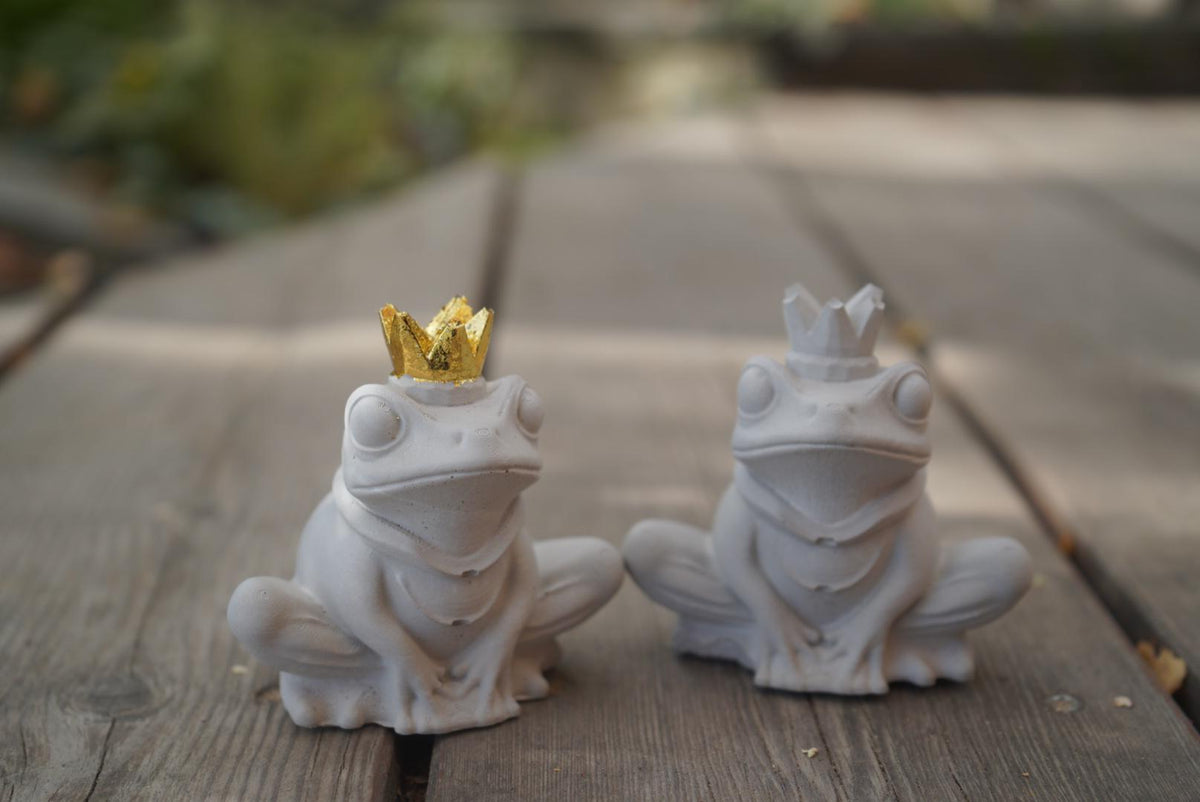Deko Frosch, Beton Froschkönig, Gartendeko, Gartenstecker mit Betonfigur, Baustahl