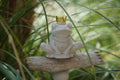 Deko Frosch, Beton Froschkönig, Gartendeko, Gartenstecker mit Betonfigur, Baustahl