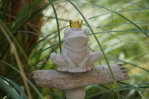 Deko Frosch, Beton Froschkönig, Gartendeko, Gartenstecker mit Betonfigur, Baustahl