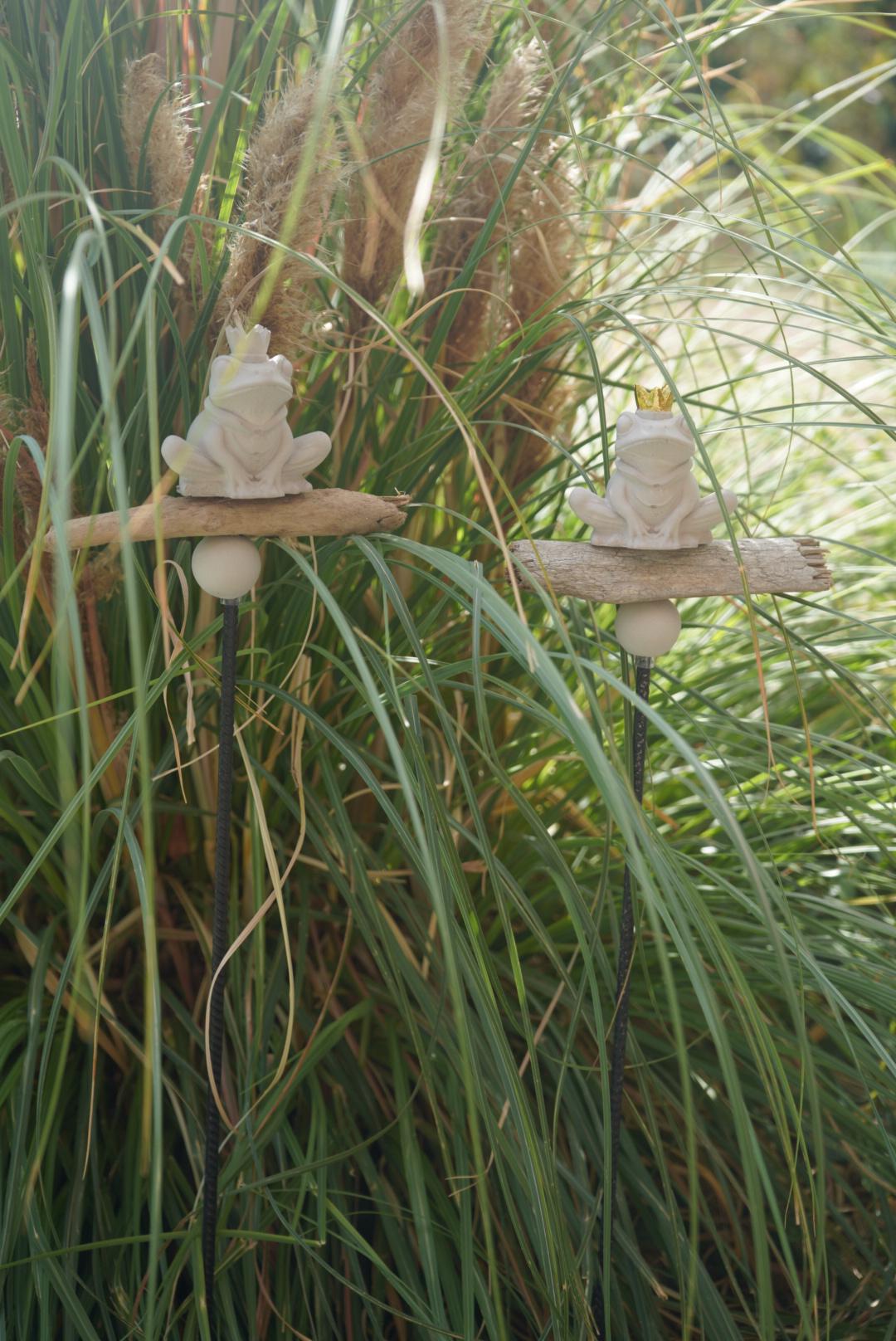 Deko Frosch, Beton Froschkönig, Gartendeko, Gartenstecker mit Betonfigur, Baustahl