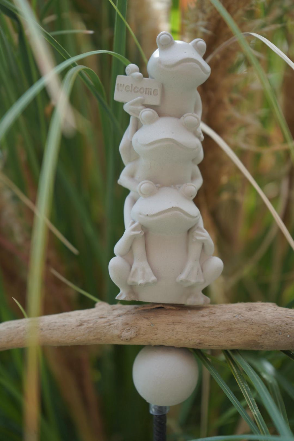 Deko Frosch, Beton Froschkönig, Gartendeko, Gartenstecker mit Betonfigur, Baustahl, Willkommensgruß