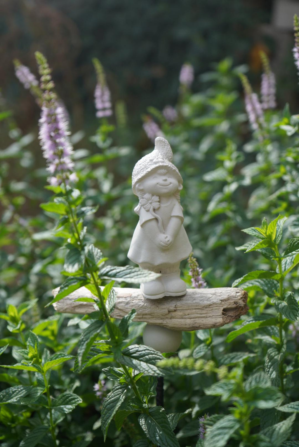 Deko Figur, Gartendeko, Gartenstecker mit Betonfigur, Baustahl, Blumenmädchen