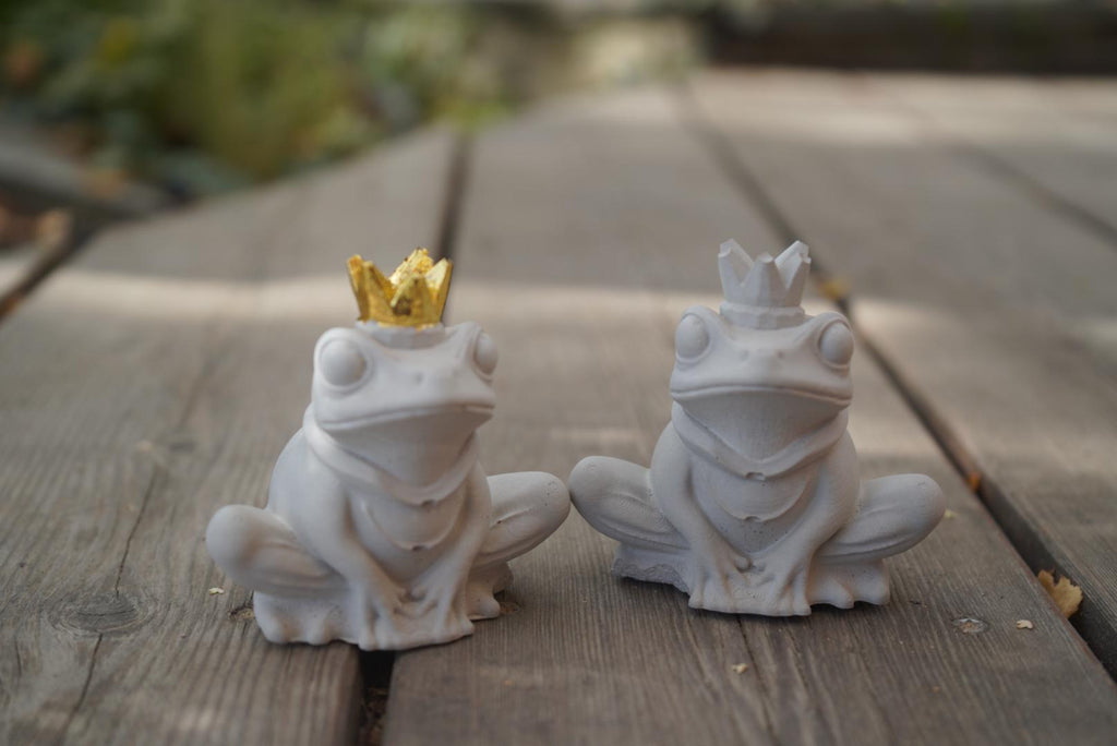 Deko Frosch, Beton Froschkönig, Gartendeko, Gartenstecker mit Betonfigur, Baustahl