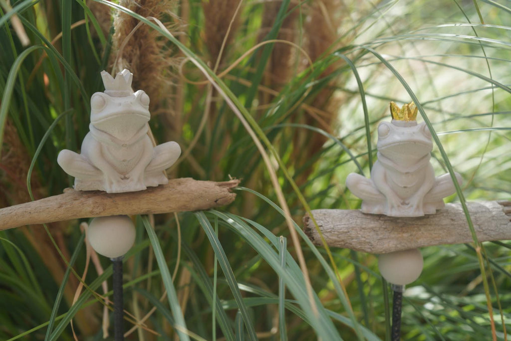 Deko Frosch, Beton Froschkönig, Gartendeko, Gartenstecker mit Betonfigur, Baustahl
