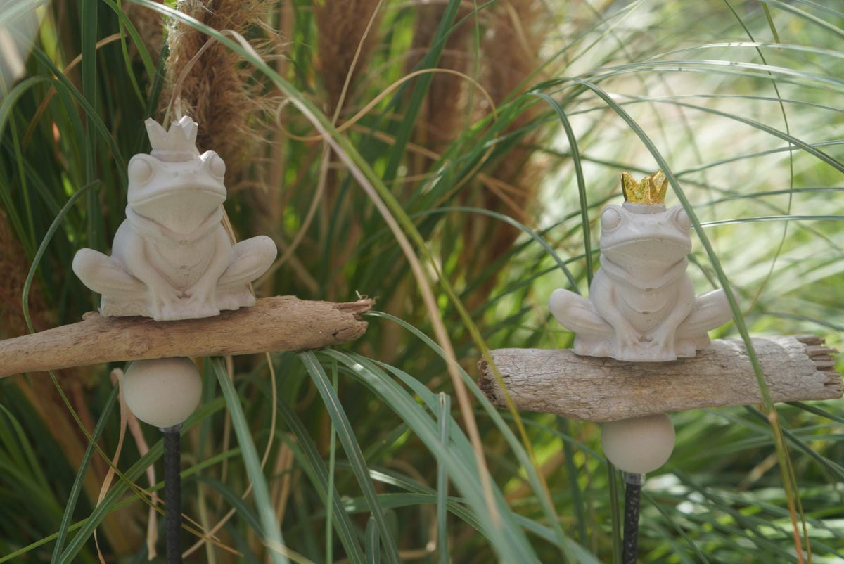 Deko Frosch, Beton Froschkönig, Gartendeko, Gartenstecker mit Betonfigur, Baustahl