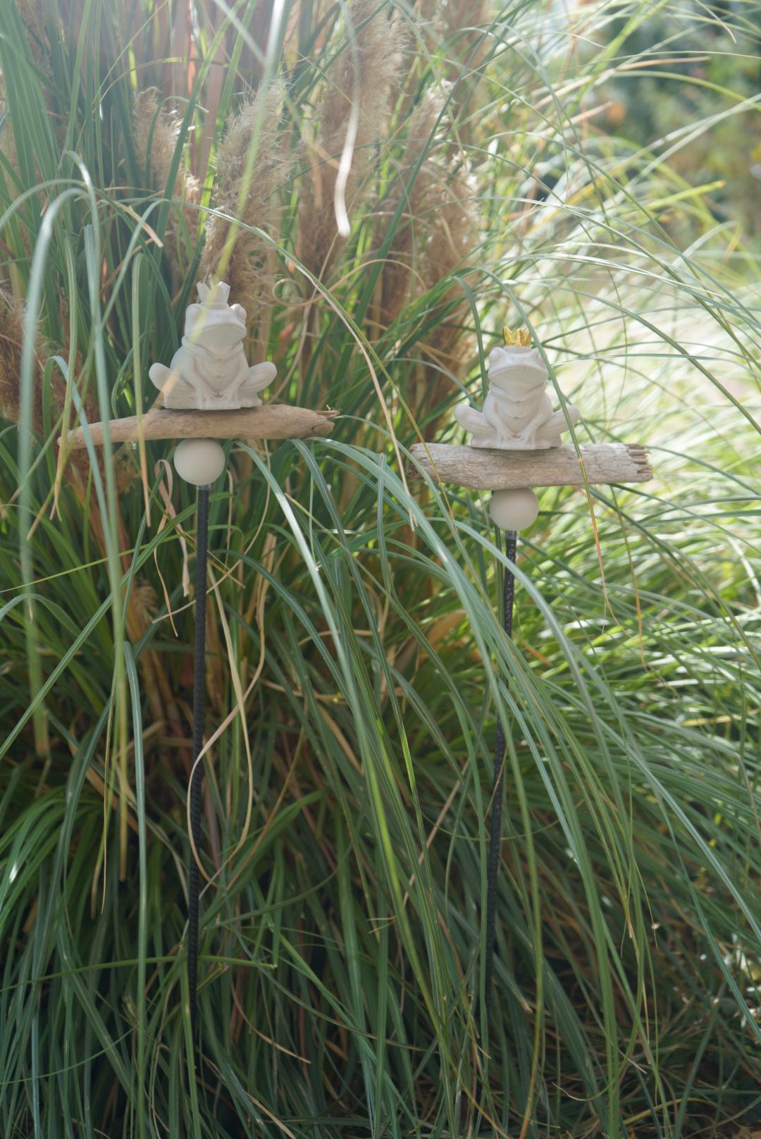 Deko Frosch, Beton Froschkönig, Gartendeko, Gartenstecker mit Betonfigur, Baustahl